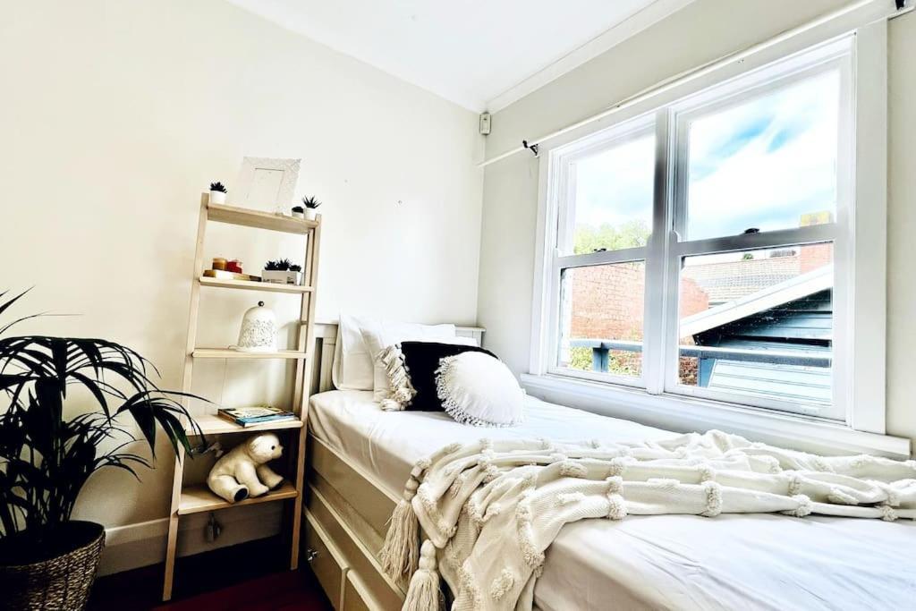 Charming King Beds Period With Amazing Rumpus And Outdoor Chimnea In Inner East Villa *