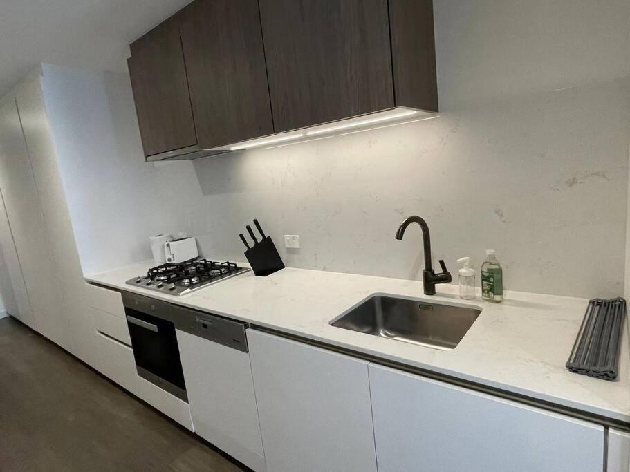 Lovely 1-bedroom In Cbd#1001 *