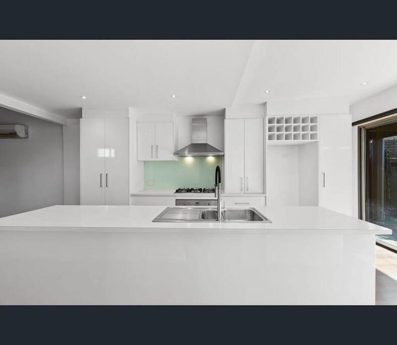 Entire Contemporary In Ascot Vale Holiday home *