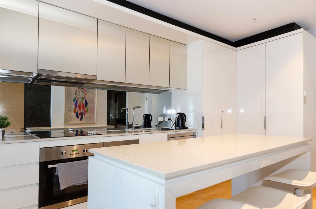 2br Cbd Pad, Views, Free Parking, Pool, Gym Apartment *