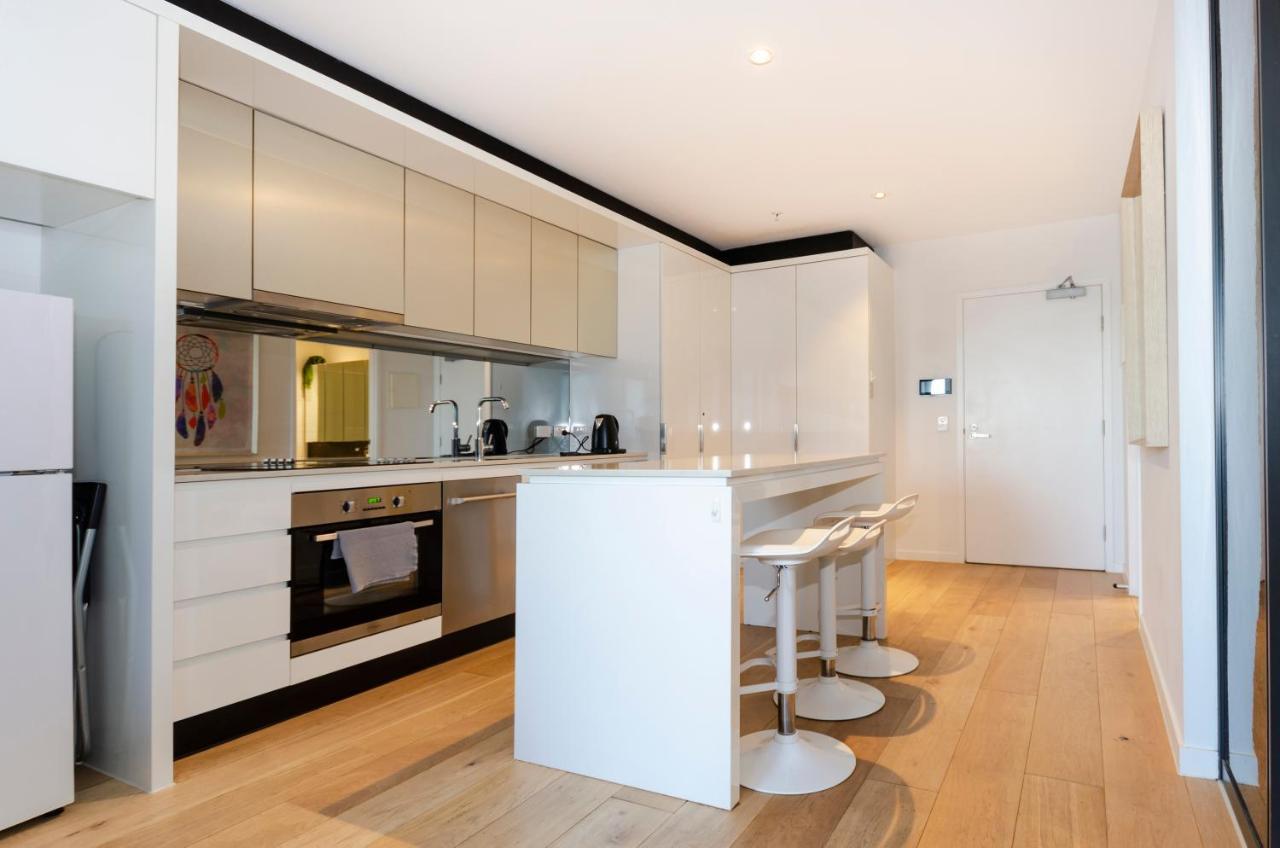 Apartment 2br Cbd Pad, Views, Free Parking, Pool, Gym Melbourne
