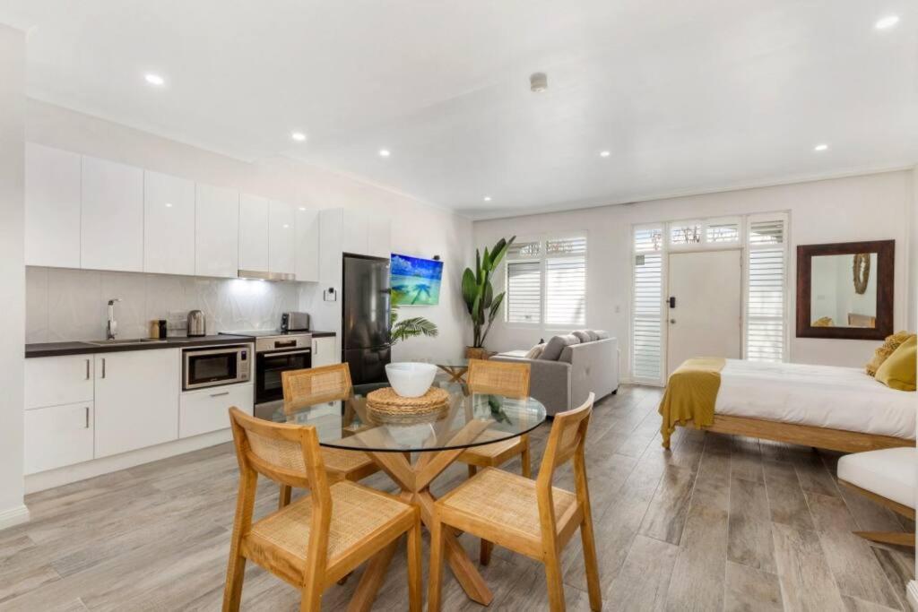 Apartment Stylish Close To *