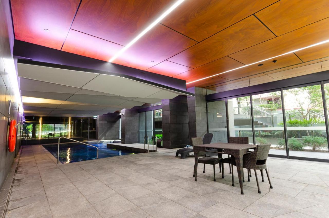 2br Cbd Pad, Views, Free Parking, Pool, Gym Apartment *