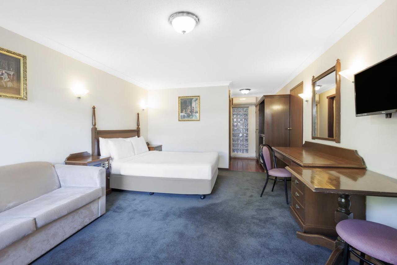 Lodge Elizabethan Melbourne