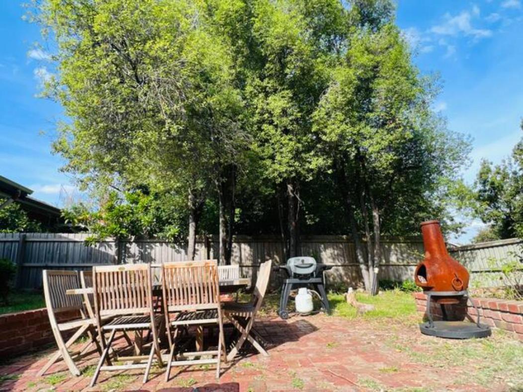 Charming King Beds Period With Amazing Rumpus And Outdoor Chimnea In Inner East *
