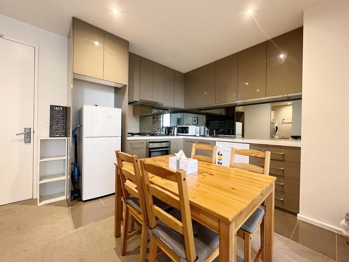 Southbank Stylish Epic Residences Near Crown Casino With Pool & Gym Apartment Melbourne