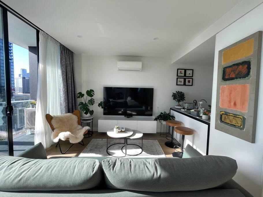 Stylish, Peaceful & Full Of Light Apartment