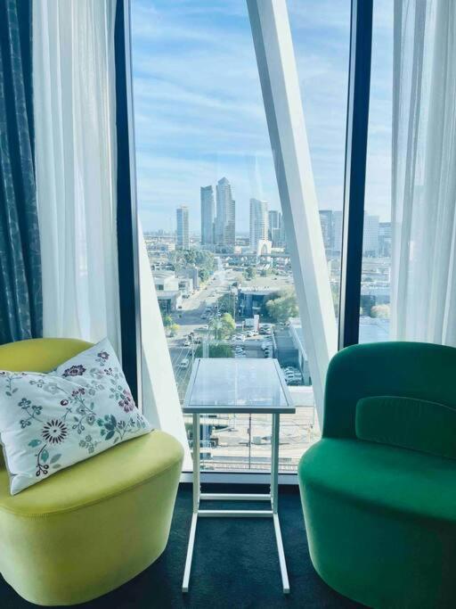 Stylish, Peaceful & Full Of Light Apartment Melbourne