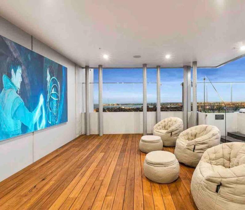 Stylish, Peaceful & Full Of Light Apartment *