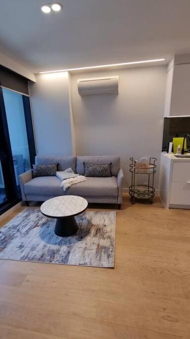 Contemporary Abode With Ultra Convenience Apartment Melbourne