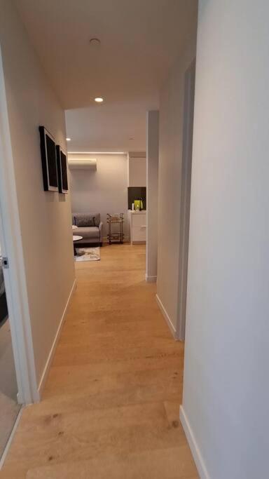 Contemporary Abode With Ultra Convenience * Melbourne