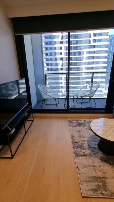 Apartment Contemporary Abode With Ultra Convenience *