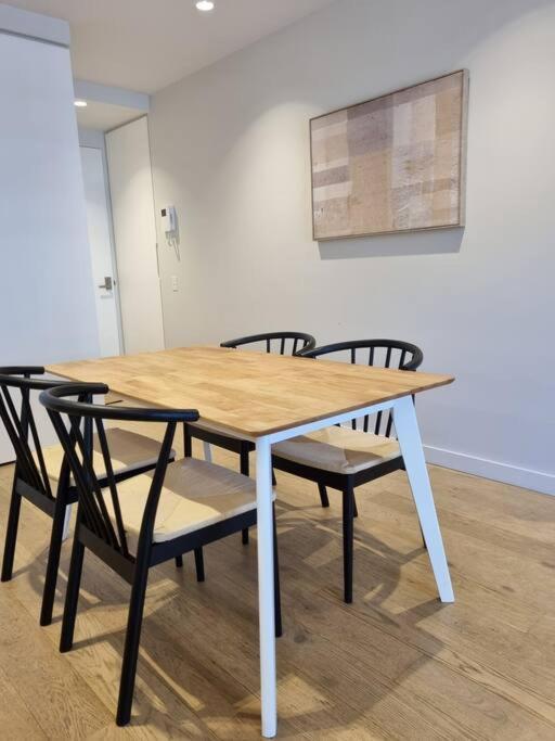 Apartment Contemporary Abode With Ultra Convenience