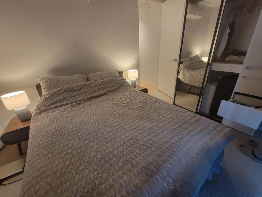 Apartment Contemporary Abode With Ultra Convenience *