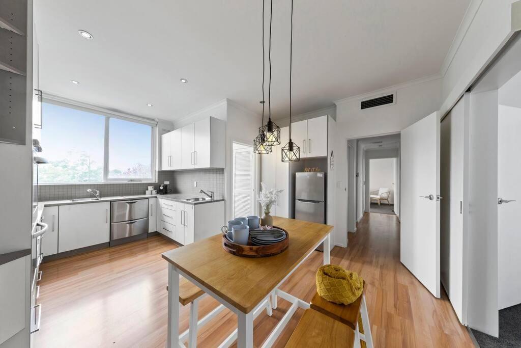 Chic Caulfield North Retreat Apartment