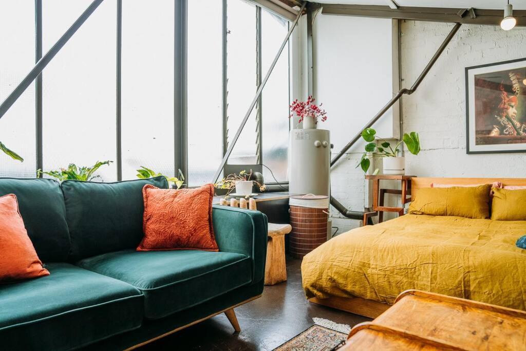 Apartment Jungle Warehouse - Bohemian Escape With A Bath!