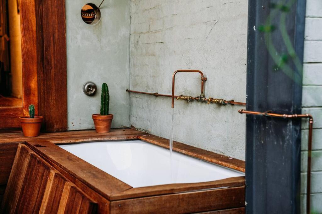 Jungle Warehouse - Bohemian Escape With A Bath! Apartment