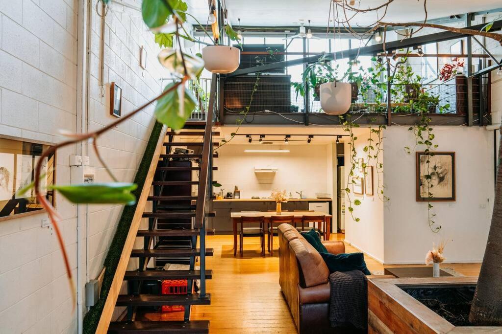 Jungle Warehouse - Bohemian Escape With A Bath! Apartment