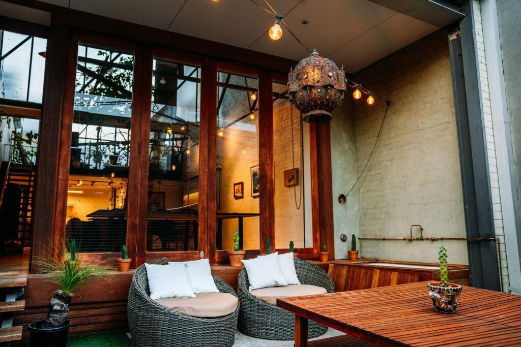 Apartment Jungle Warehouse - Bohemian Escape With A Bath!