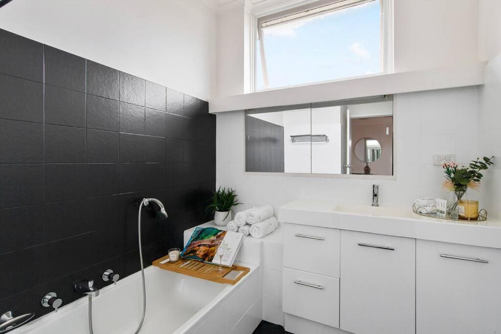 Chic Caulfield North Retreat Apartment