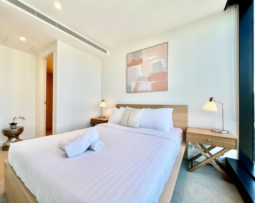 Highrise Location 2 Bedrooms & 2 Bathrooms Apartment Melbourne