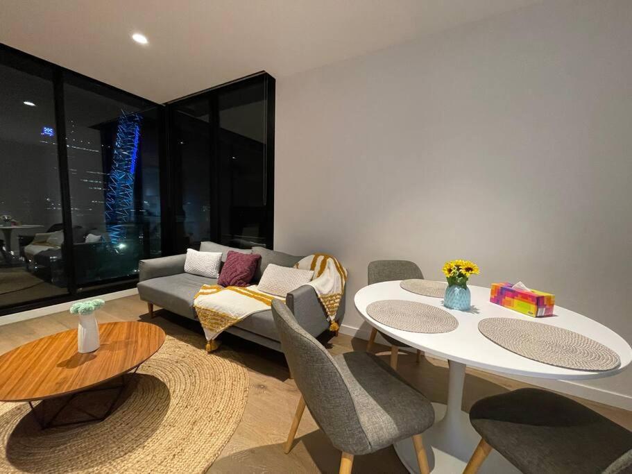 Apartment Stunning 1 Bedroom W Huge Balcony Next To Queen Vic Market *