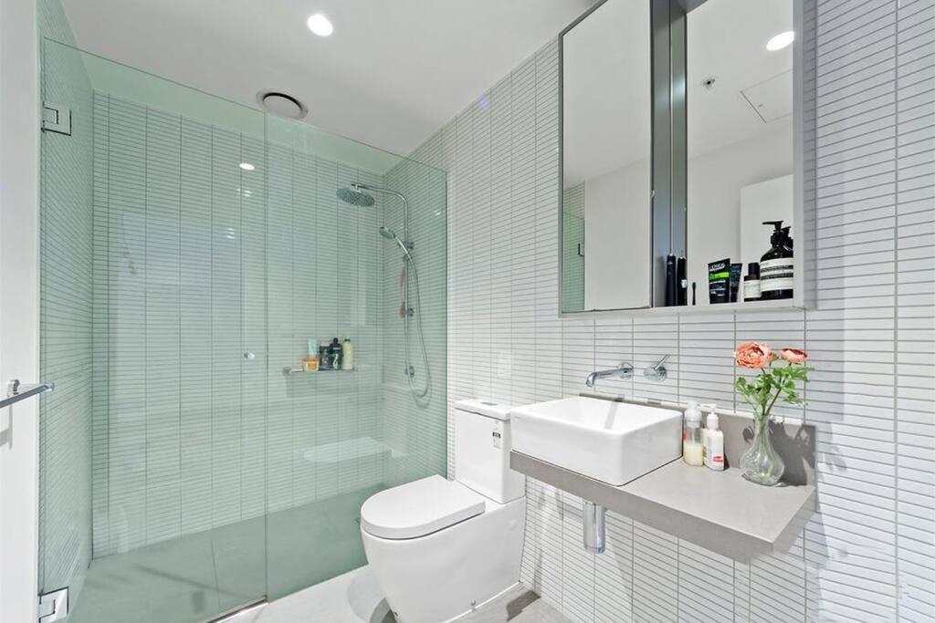 Apartment Stunning 1 Bedroom W Huge Balcony Next To Queen Vic Market