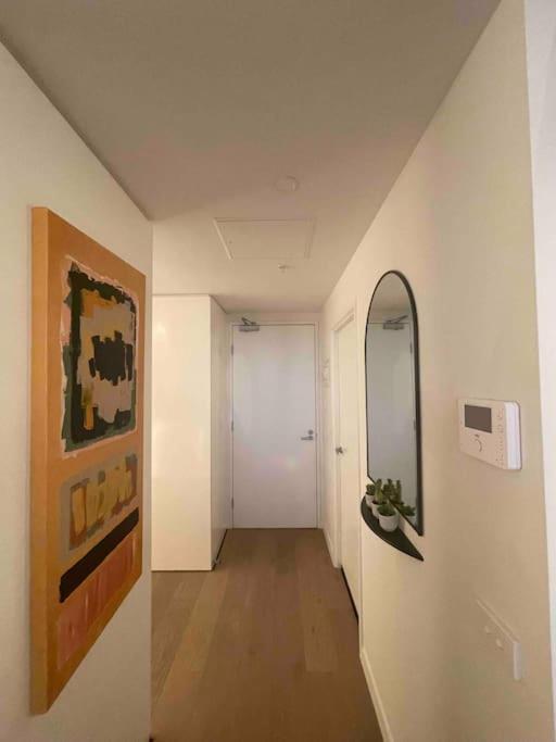 Stylish, Peaceful & Full Of Light Apartment Melbourne
