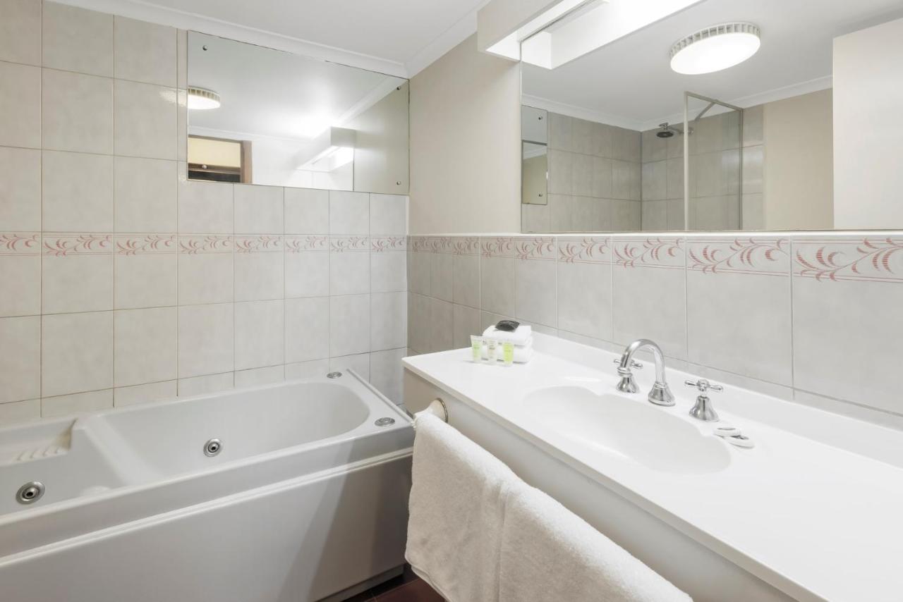 Lodge Elizabethan Melbourne