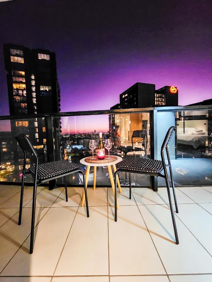 Modern 2-bedrooms With Parking Apartment