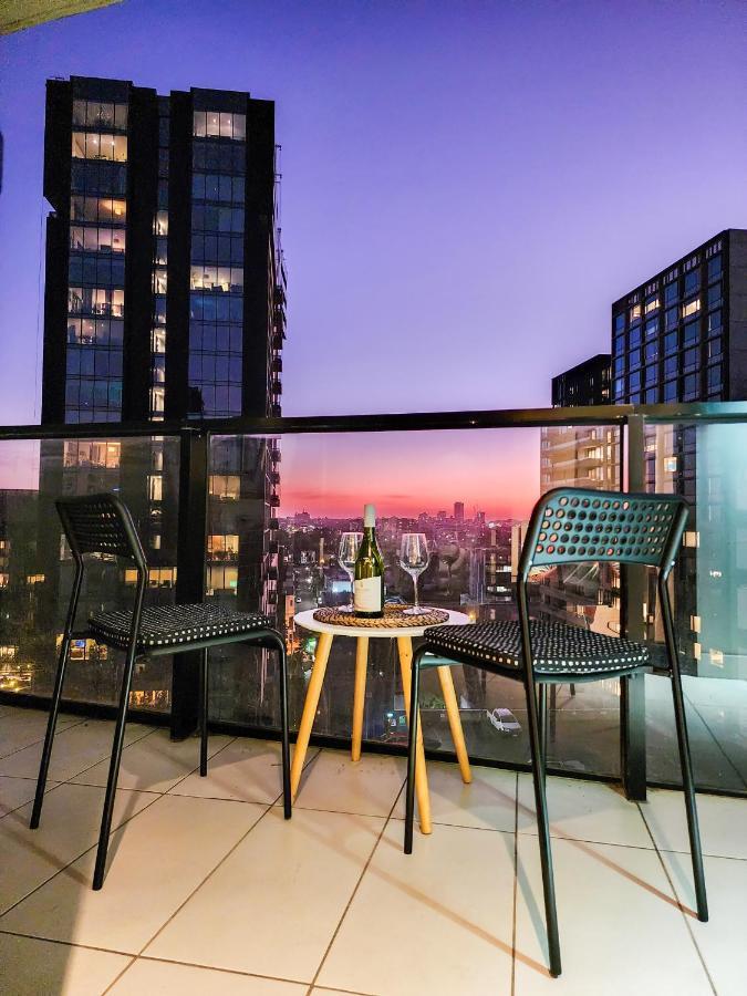 Modern 2-bedrooms With Parking *