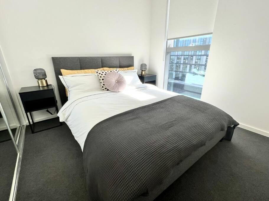 Stylish 1-bed With Spectacular Docklands Views