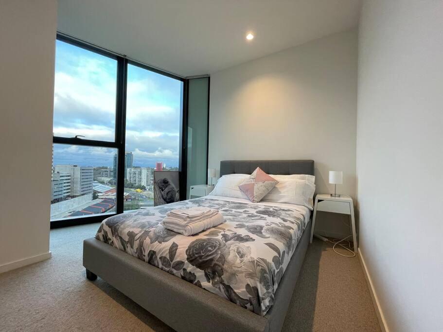 View Luxury 3 Bedroom Apartment-free Car Park Apartment Melbourne
