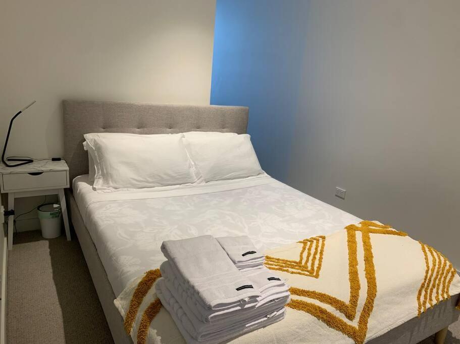 Stunning 1 Bedroom W Huge Balcony Next To Queen Vic Market Apartment *