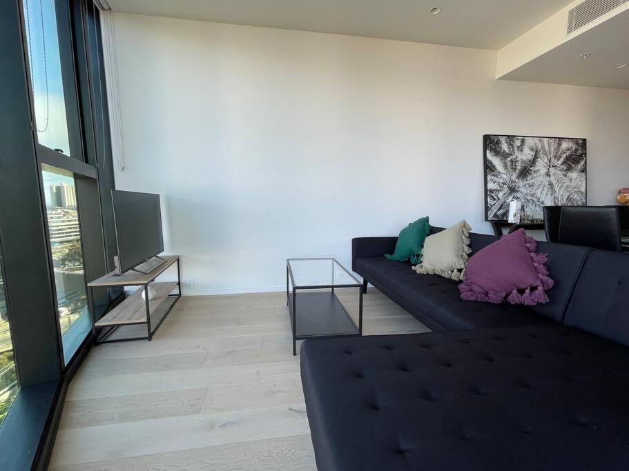 View Luxury 3 Bedroom Apartment-free Car Park Melbourne