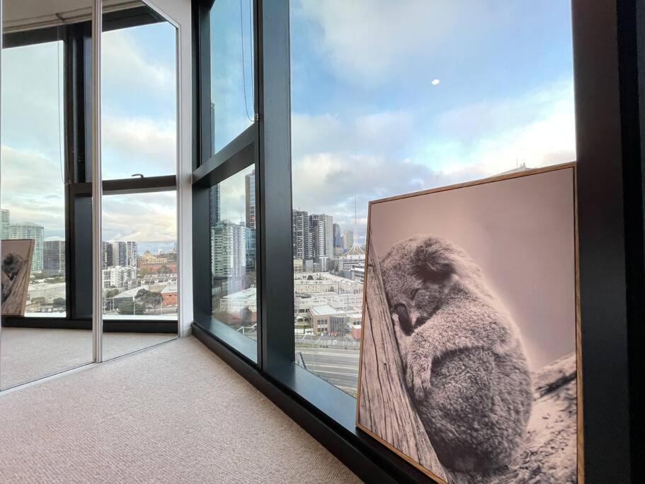 View Luxury 3 Bedroom Apartment-free Car Park Apartment Melbourne