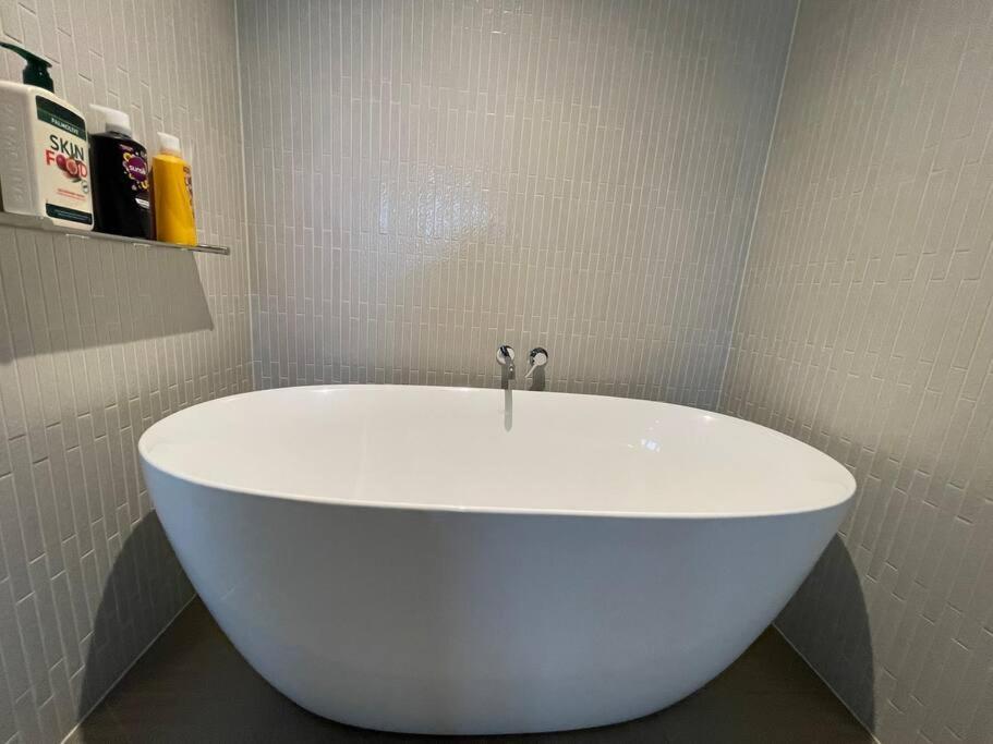 View Luxury 3 Bedroom Apartment-free Car Park * Melbourne
