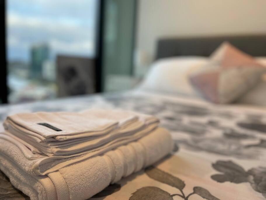 View Luxury 3 Bedroom Apartment-free Car Park Melbourne