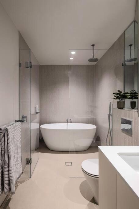 View Luxury 3 Bedroom Apartment-free Car Park Apartment