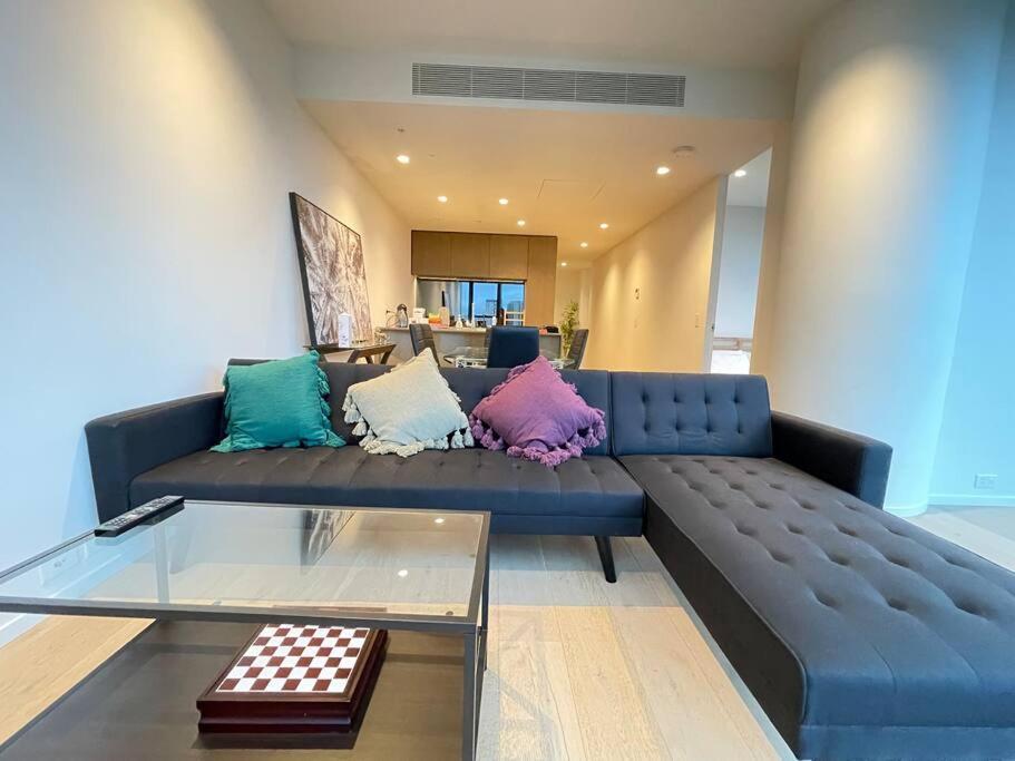 View Luxury 3 Bedroom Apartment-free Car Park Apartment Melbourne