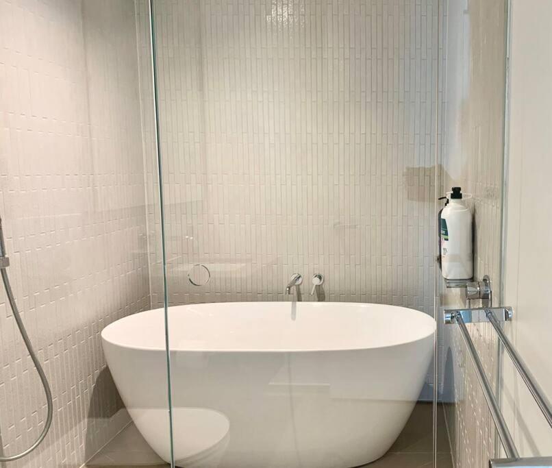 Modern 3br In High Rise W/ Sea View Incl Carpark