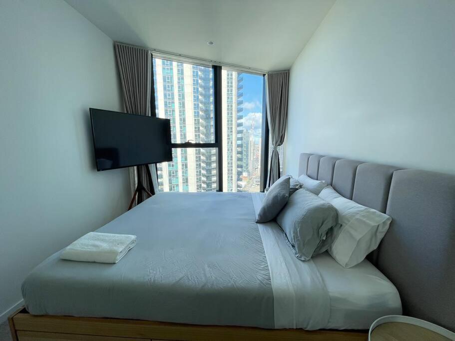 Modern 3br In High Rise W/ Sea View Incl Carpark * Melbourne