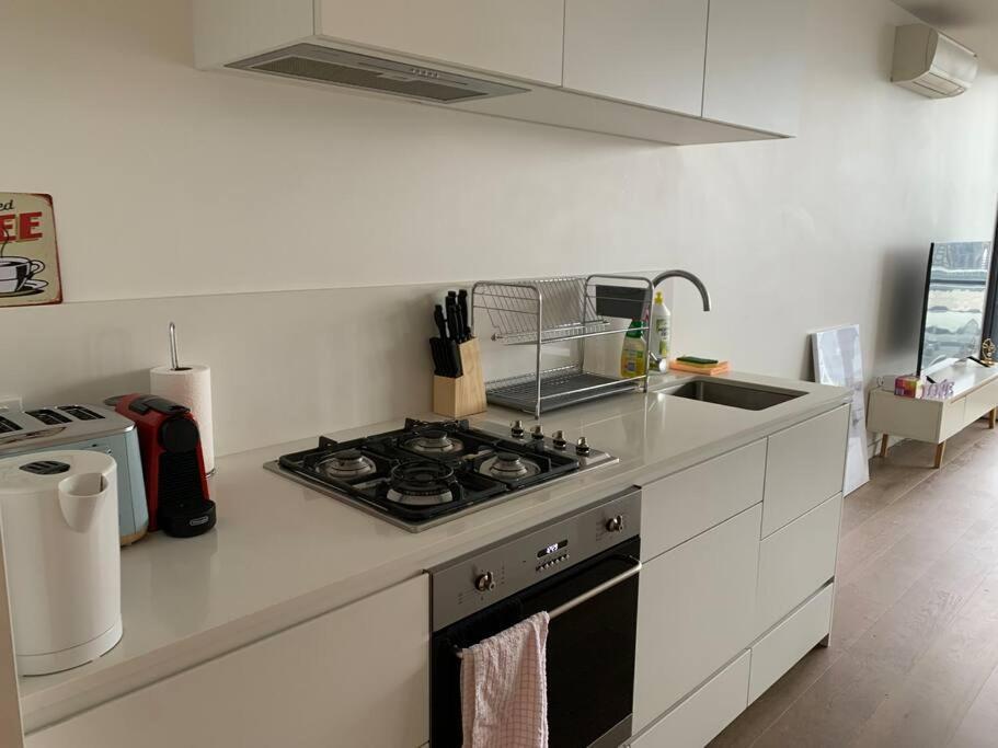 Stunning 1 Bedroom W Huge Balcony Next To Queen Vic Market * Melbourne
