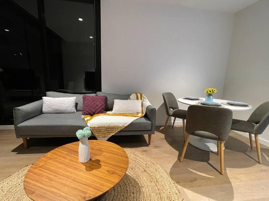 Stunning 1 Bedroom W Huge Balcony Next To Queen Vic Market Apartment
