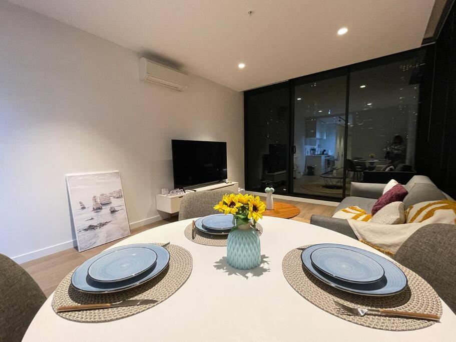 Apartment Stunning 1 Bedroom W Huge Balcony Next To Queen Vic Market