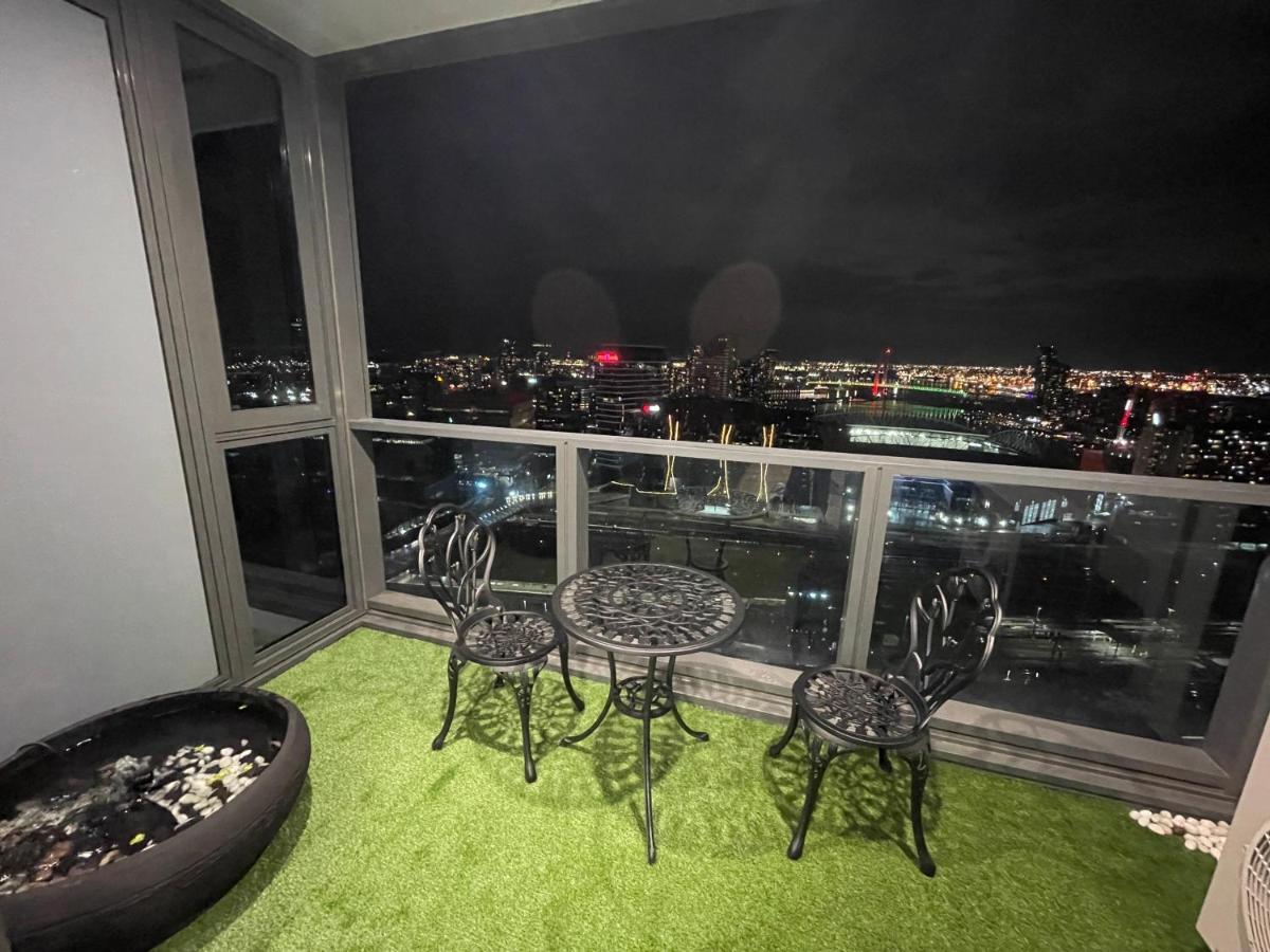 Super Luxury 2 Bedroom Well Furnished With Marvellous Views Convenient Location 1 Free Parking *
