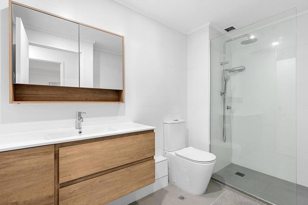 2-bedroom In Paris End Of Cbd Apartment *