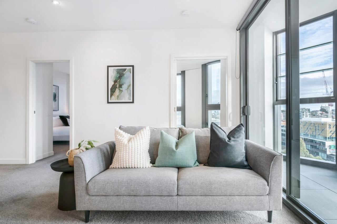 Apartment Your Gateway To Sports And Entertainment-00215 *
