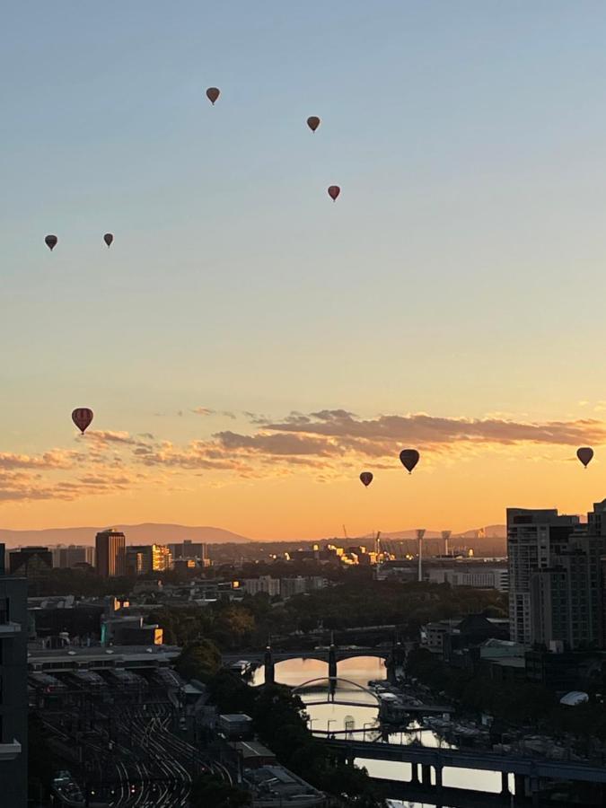 Apartment Aura2107, In Cbd, 2 Bedroom With Balcony, Stunning Yarra River Views *
