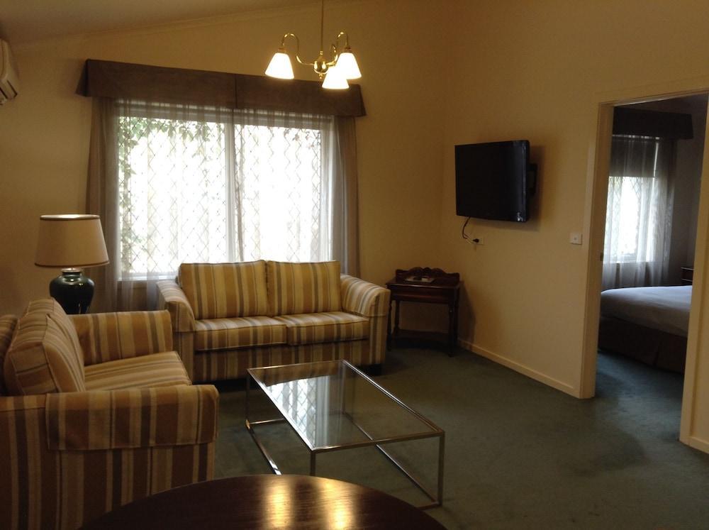Lodge Elizabethan Melbourne